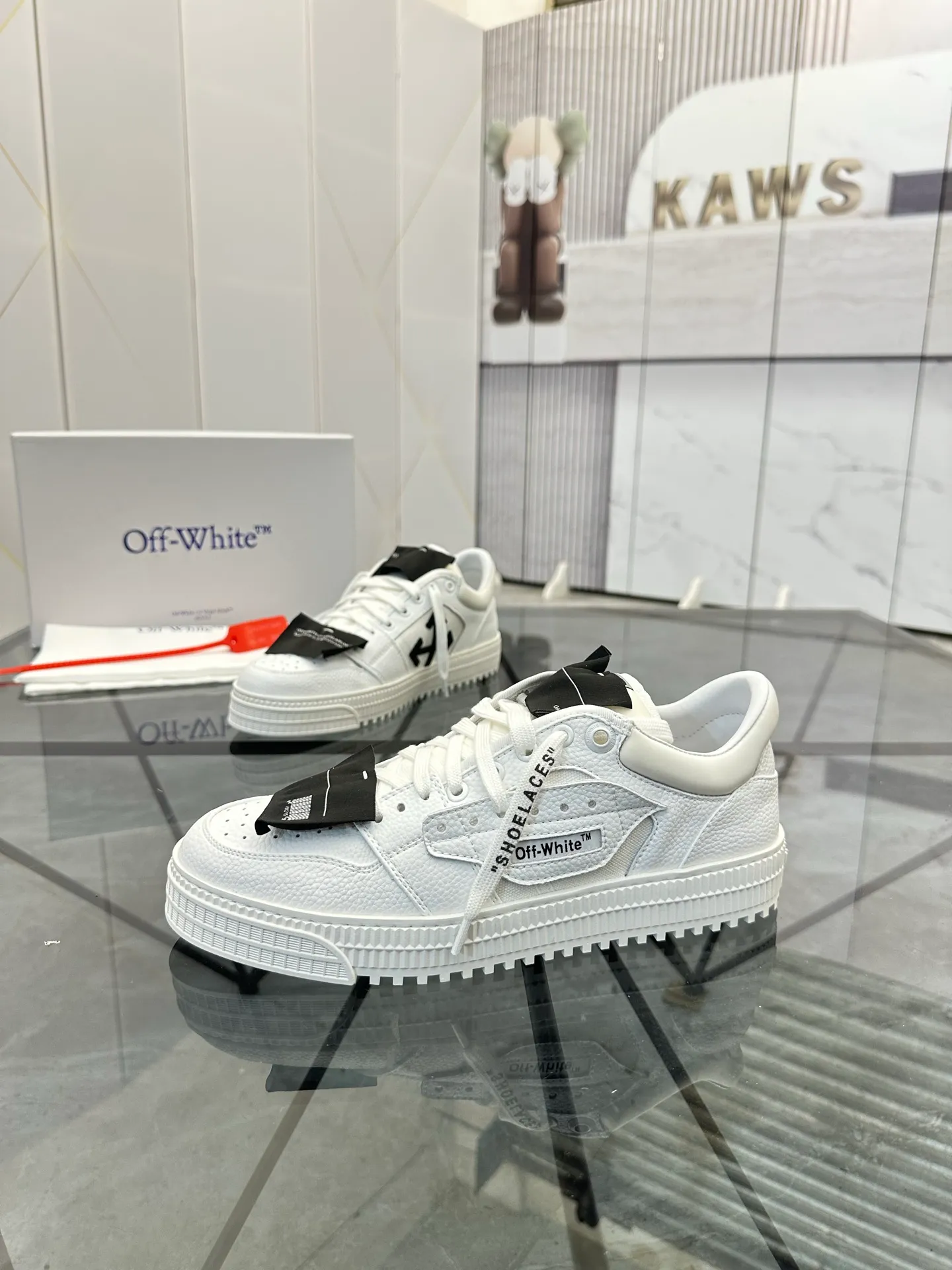 Selling men's shoes 💰: 💰P500¥ High-end top quality Product trademark: OFF WHITE *"OFF WHITE*" low-top casual shoes Regular size: 35-45 (can be customized to 46) Couple style Product materials: Upper imported first-layer cowhide stitched with original fabric, genuine leather lining, original outsole. No.: H203